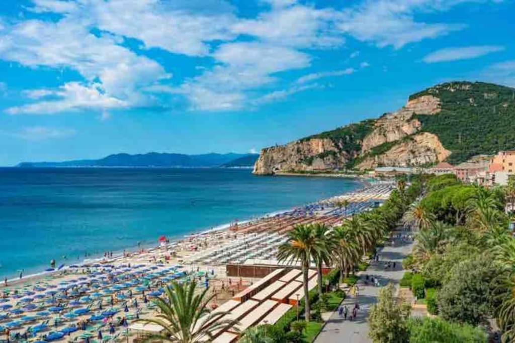 Appartamento In Centro Storico Finale Ligure Exterior foto